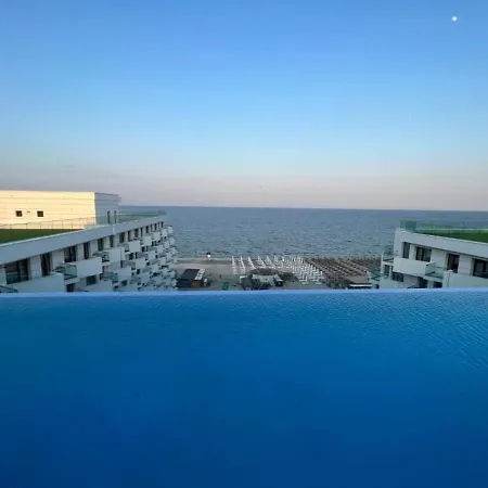 One Seaview - Infinity Pool & Apartmán Năvodari
